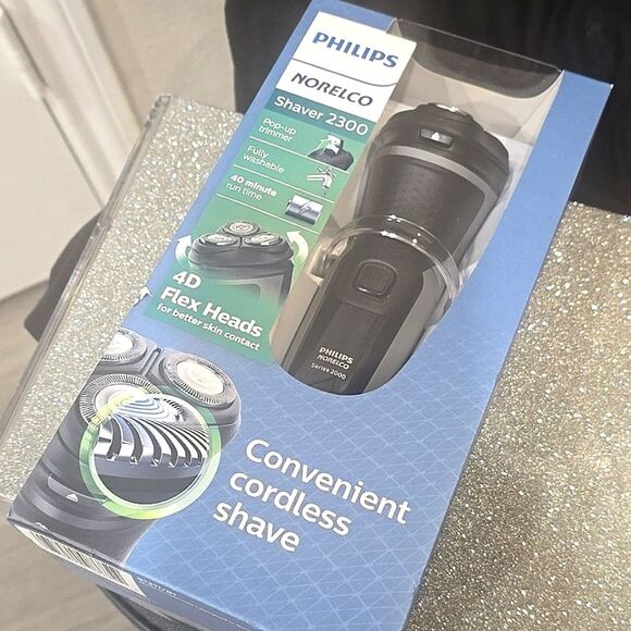 Philips Norelco 2300 Rechargeable Electric Trimmer & Shaver - Picture 13 of 14